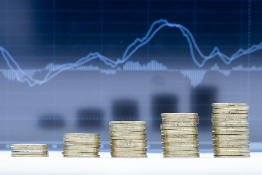 Comparação entre diferentes tipos de investimentos, como ações e títulos de renda fixa.